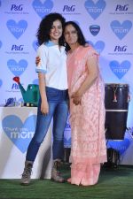 Kangana Ranaut with Mom at P&G thank you mom event in Bandra, Mumbai on 8th May 2013 (56).JPG